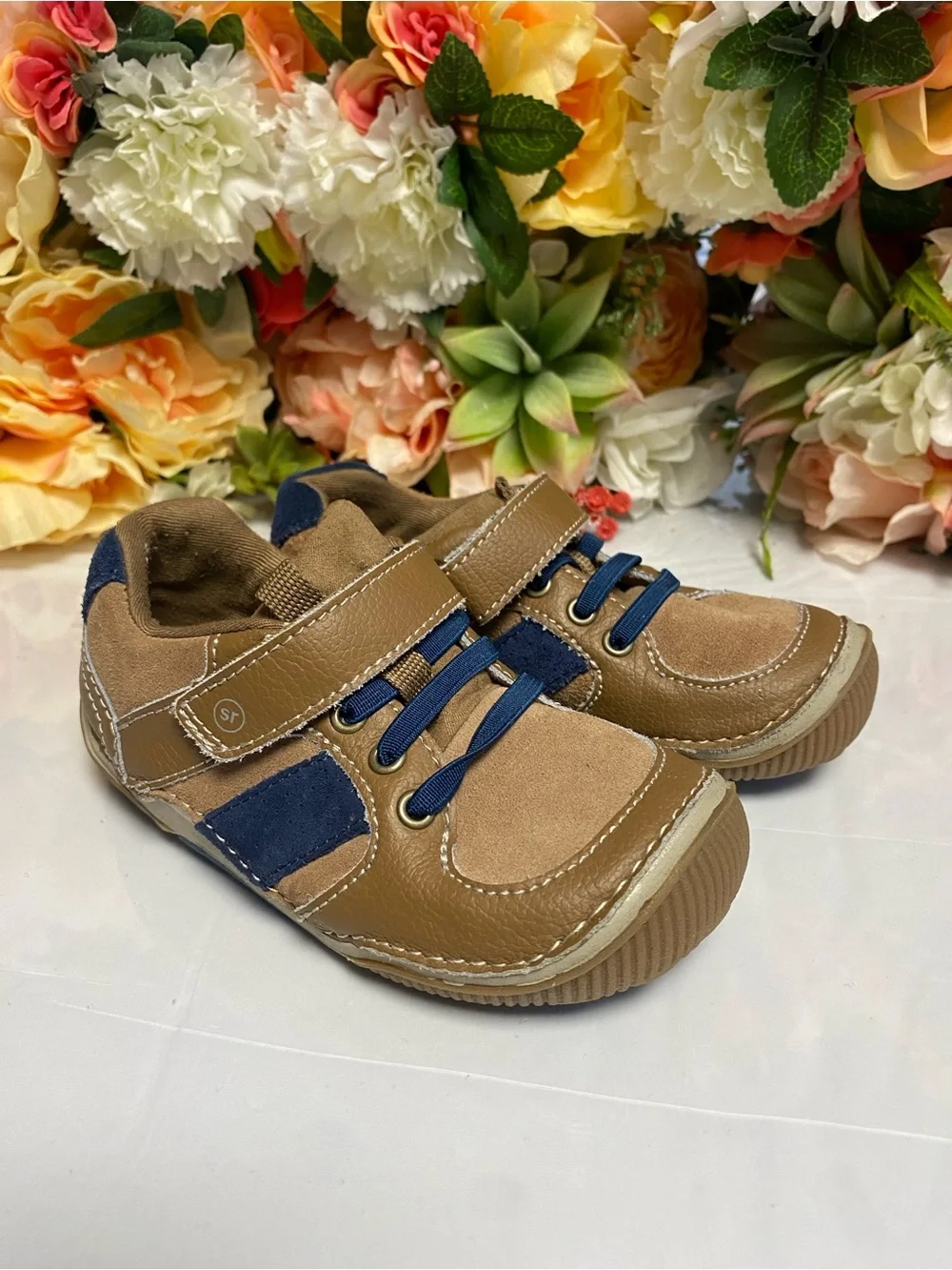 Stride Rite SRT Wes Leather Sneaker Taupe/Navy Boys Size 8.5M